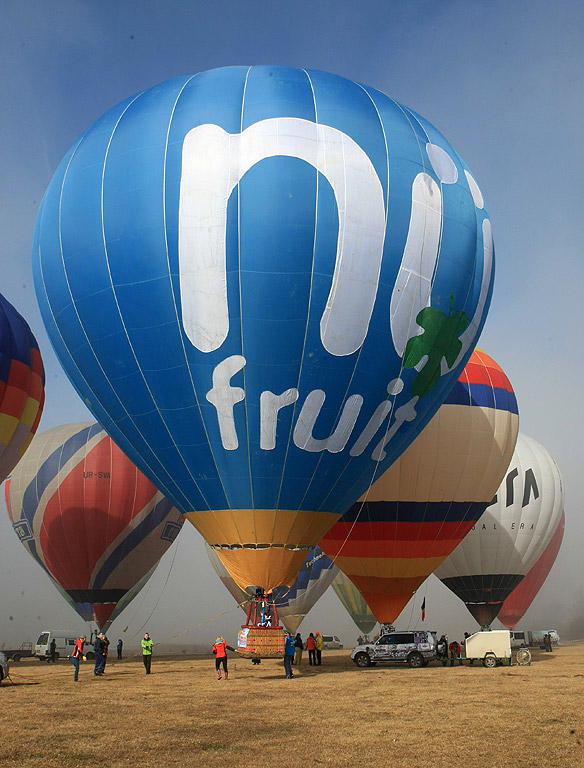 От 16 до 23 януари 2014 г. 19 екипажа на топловъздушни балони и мотопарапланери от България, Украйна, Русия, Молдова, Латвия, Полша и Румъния ще извършат
демонстрационни полети и привързани издигания в района на Баня, Разлог и Банско.  Общата зона за излитане е определена в местността „Гладно поле”-
на 2 км на север-северозапад от гр. Банско, от западната страна на пътя Разлог–Банско.