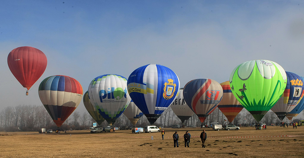 От 16 до 23 януари 2014 г. 19 екипажа на топловъздушни балони и мотопарапланери от България, Украйна, Русия, Молдова, Латвия, Полша и Румъния ще извършат
демонстрационни полети и привързани издигания в района на Баня, Разлог и Банско.  Общата зона за излитане е определена в местността „Гладно поле”-
на 2 км на север-северозапад от гр. Банско, от западната страна на пътя Разлог–Банско.