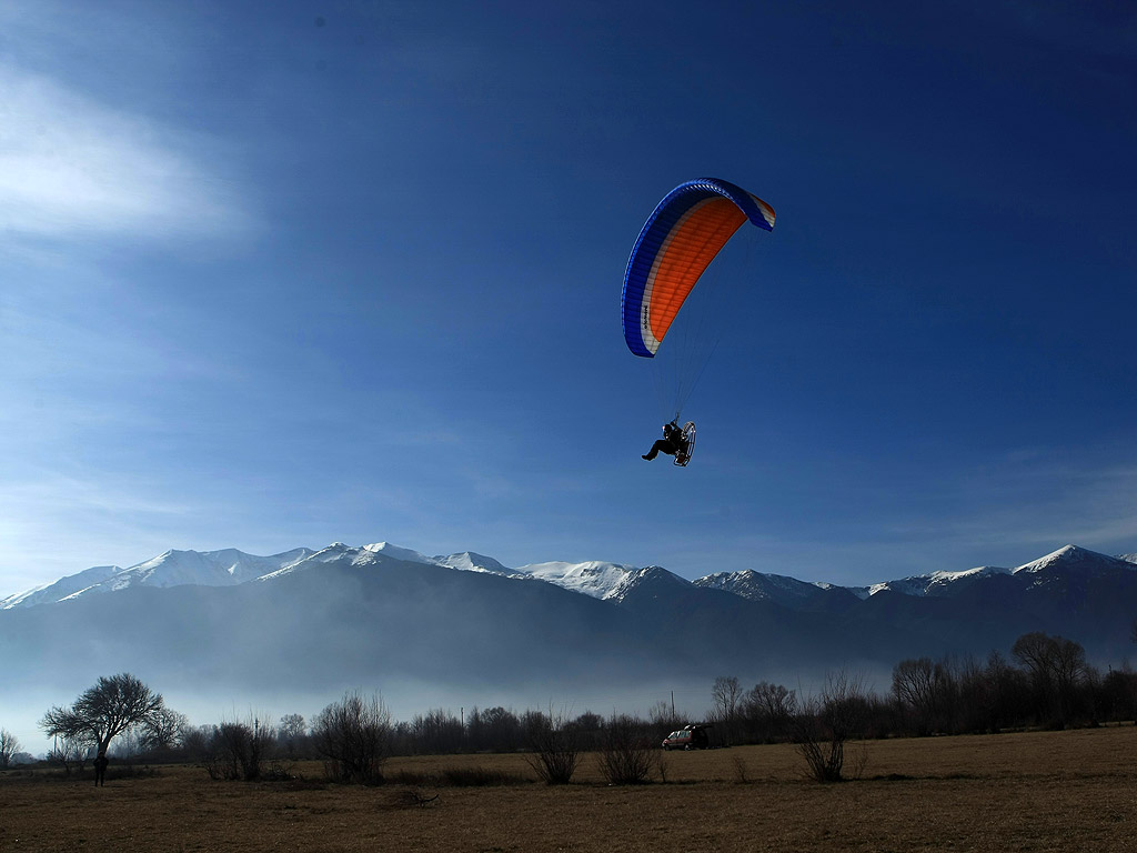 От 16 до 23 януари 2014 г. 19 екипажа на топловъздушни балони и мотопарапланери от България, Украйна, Русия, Молдова, Латвия, Полша и Румъния ще извършат
демонстрационни полети и привързани издигания в района на Баня, Разлог и Банско.  Общата зона за излитане е определена в местността „Гладно поле”-
на 2 км на север-северозапад от гр. Банско, от западната страна на пътя Разлог–Банско.