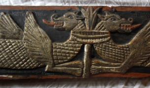 Иконостасът е творба на известния майстор резбар даскал Урош