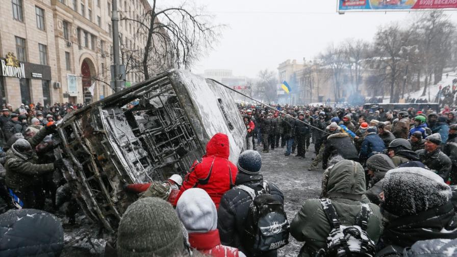 Петима убити и 300 ранени след стрелба на милицията в Киев