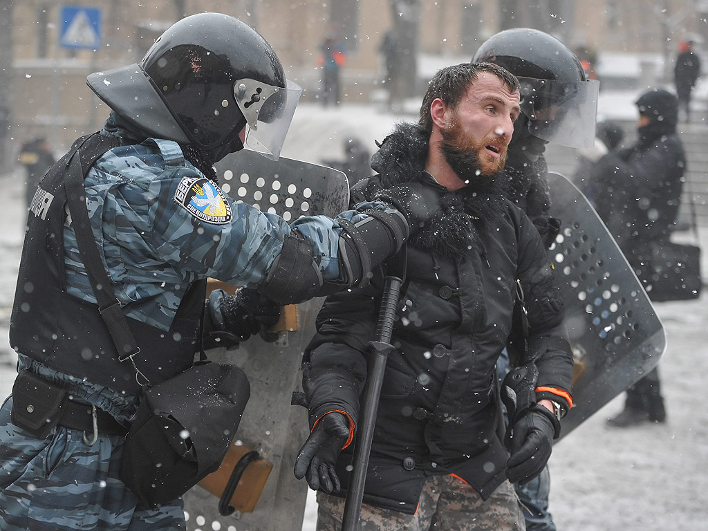 Вече има потвърдени жертви на сблъсъците между милицията и протестиращите в Киев