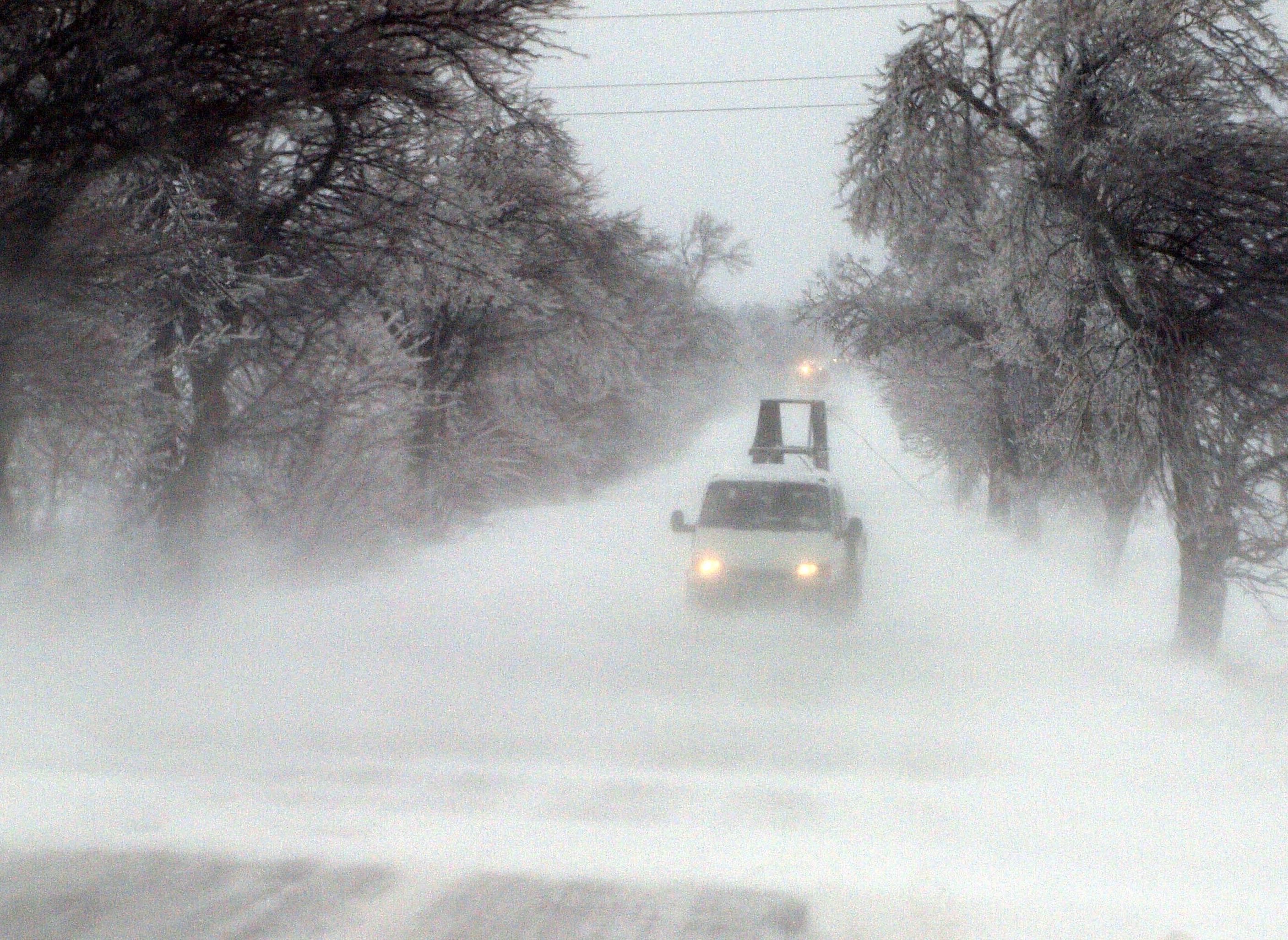 Тежка е обстановката във Варненска област заради обилния снеговалеж, придружен с вятър. Има закъсали автобуси и автомобили. Заради навявания, бяха затворени пътища в областта.