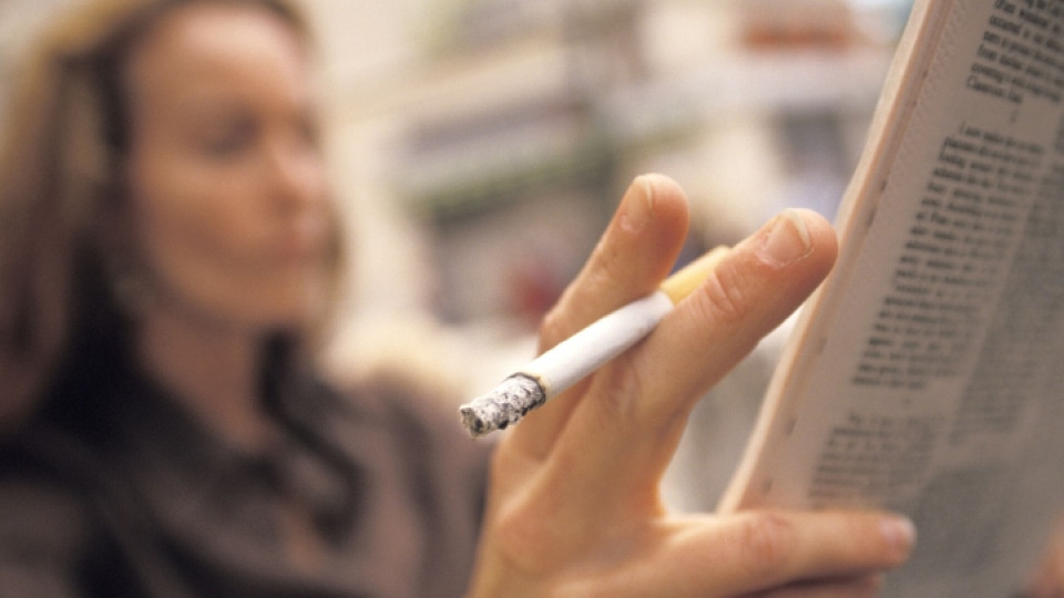 жена цигари пушене