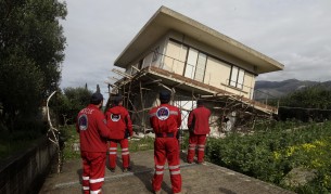 Страх прогонва хората от земетръсния о-в Кефалония
