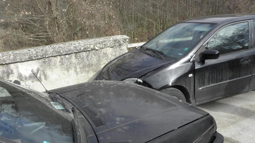 "Голф" и "Хонда" се удариха на мост и затвориха пътя към Мелник