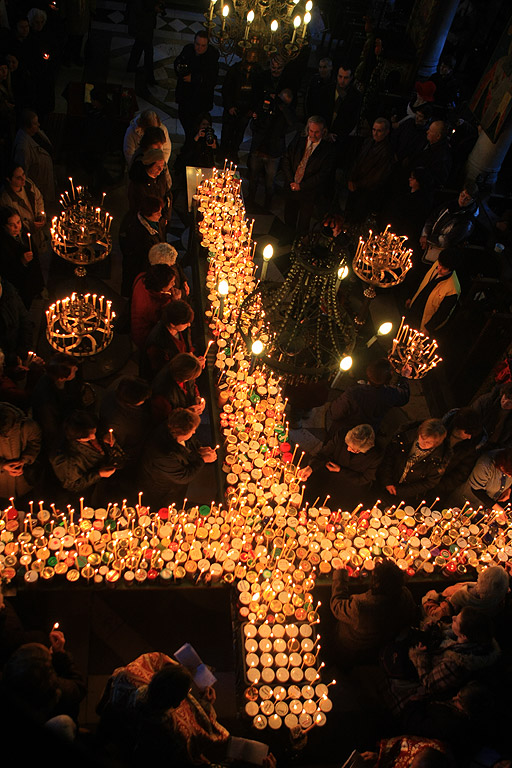 <p>Хиляди буркани с мед и горящи свещи се нареждат във формата на Светия кръст в почит на свети Харалампий. Ритуалът е уникален и се прави само в благоевградския храм &ldquo;Въведение Богородично&rdquo;.</p>