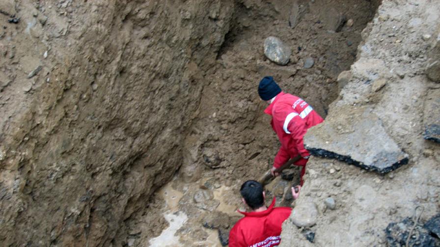 12 спасители изваждат затрупания работник в Кърджали