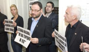 Плакатите на депутатите от Атака