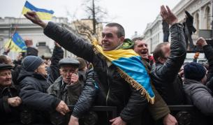 Протестиращи реагират на новината, че президентът Виктор Янукович е отстранен