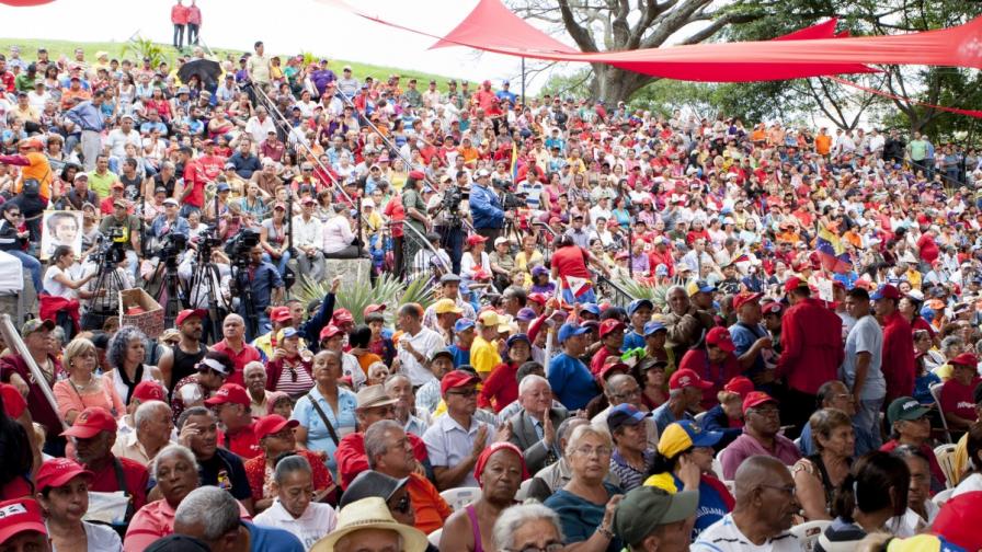 Събралите се в подкрепа на властите във Венецуела възрастни граждани