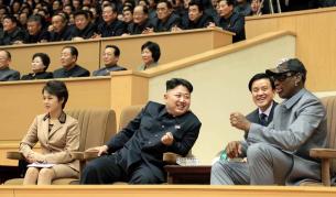 Ким Чен-ун (в средата) и Денис Родман (вдясно) на баскетболен мач на 8 януари 2014 г. в Пхенян