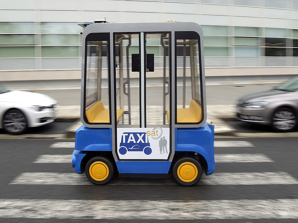Taxisat - превозното средство без волан, по време на представянето му в Сан Себастиан, северна Испания на 27 февруари 2014 година. Таксито е построено от испанския изследователски център Vicomtech-IK4, който е разработен в сътрудничество с Европейския бизнес консорциум, е сензорна система с ниска цена и позволява няколко вида превозни средства се движат без шофьор