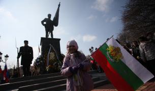 Дете развява българския флаг пред Паметника на българския опълченец