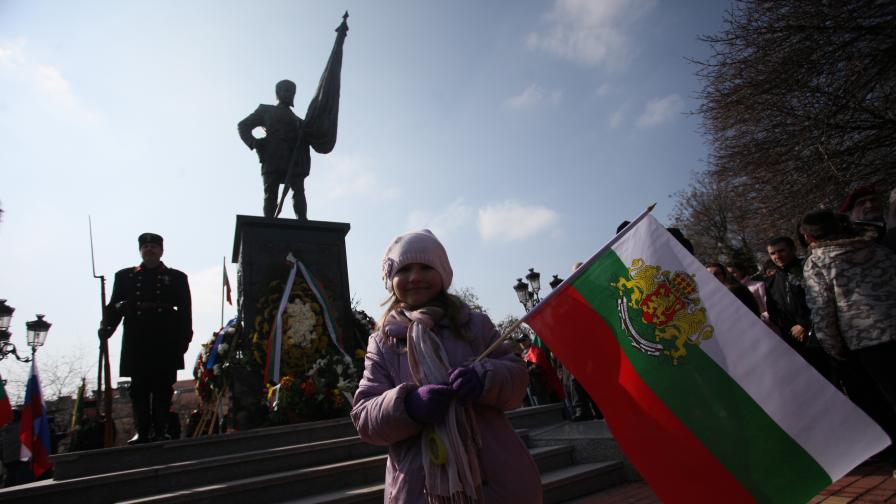 Дете развява българския флаг пред Паметника на българския опълченец