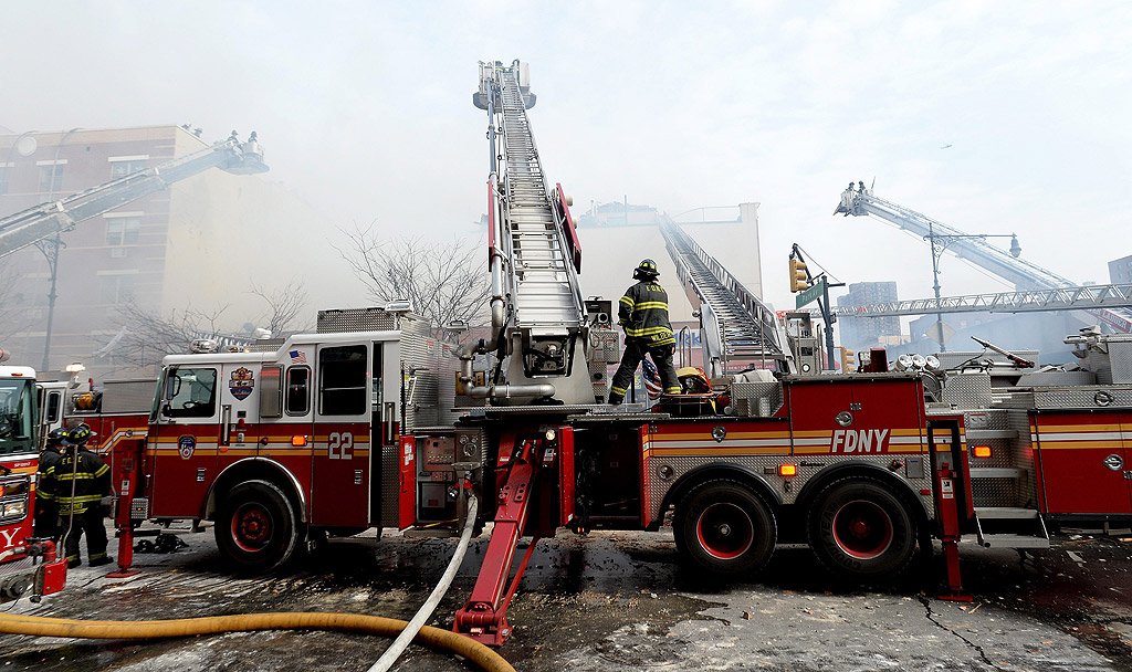 Най-малко двама души са загинали и 17 са ранени при експлозия, сринала две сгради в нюйоркския район Харлем, предадоха Асошиейтед прес и ИТАР-ТАСС.