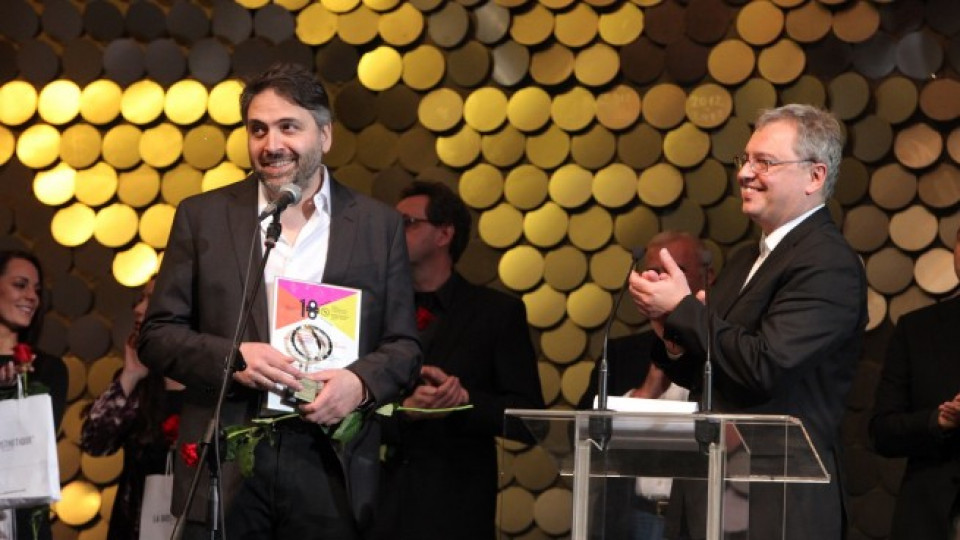 Грузинският режисьор Леван Когуашвили получава наградата от фестивалния директор Стефан Китанов