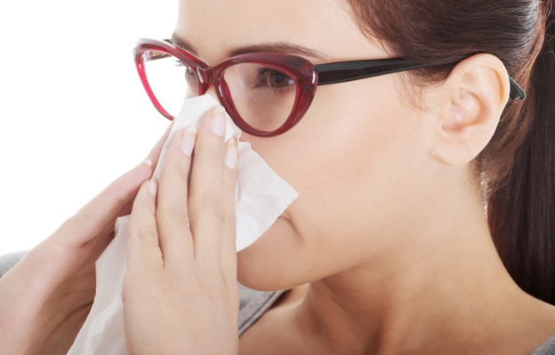  хрема жена нос очила простуда болест 