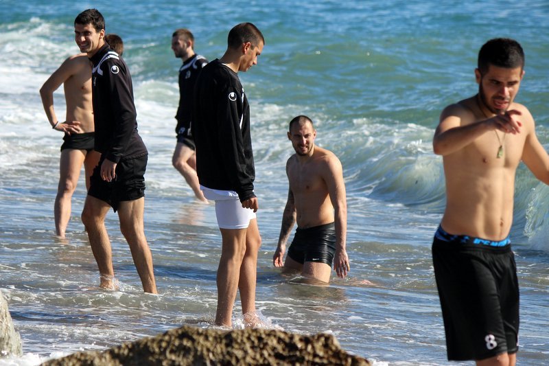 Еротична фотосесия на играчите на Локо Пд на плажа1