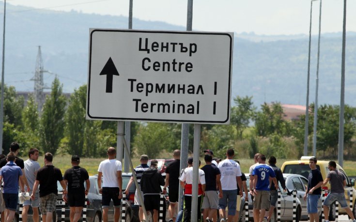 Левски пристигна, изкараха футболистите от летището през Враждебна