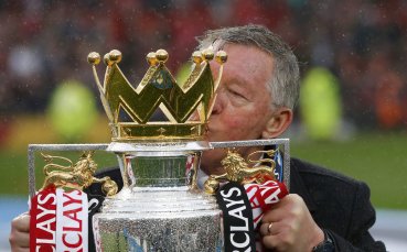 Сър Алекс Фъргюсън и Манчестър Юнайтед с трофея на „Олд Трафорд“