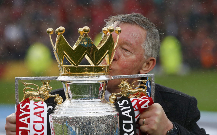 Сър Алекс Фъргюсън и Манчестър Юнайтед с трофея на „Олд Трафорд“