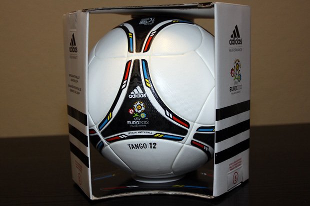 Официалната топка Adidas на последното европейско първенство в Полша и1