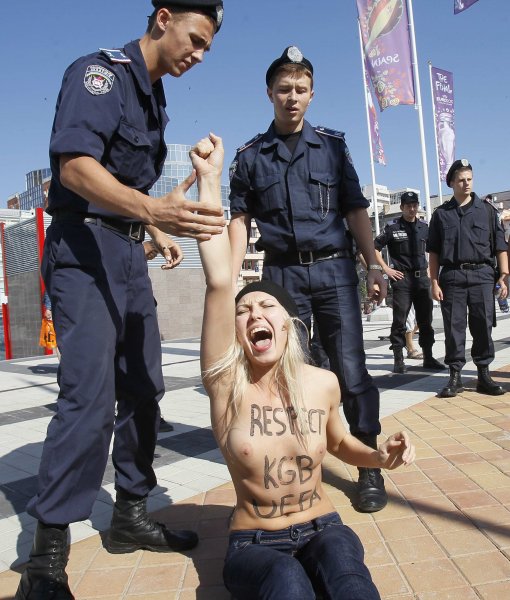 Поредният гол протест на активистките от организацията Femen насочен срещу1
