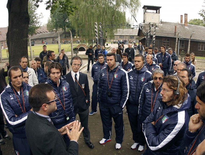 Италианският национален отбор в пълен състав предвождан от селекционера Чезаре1