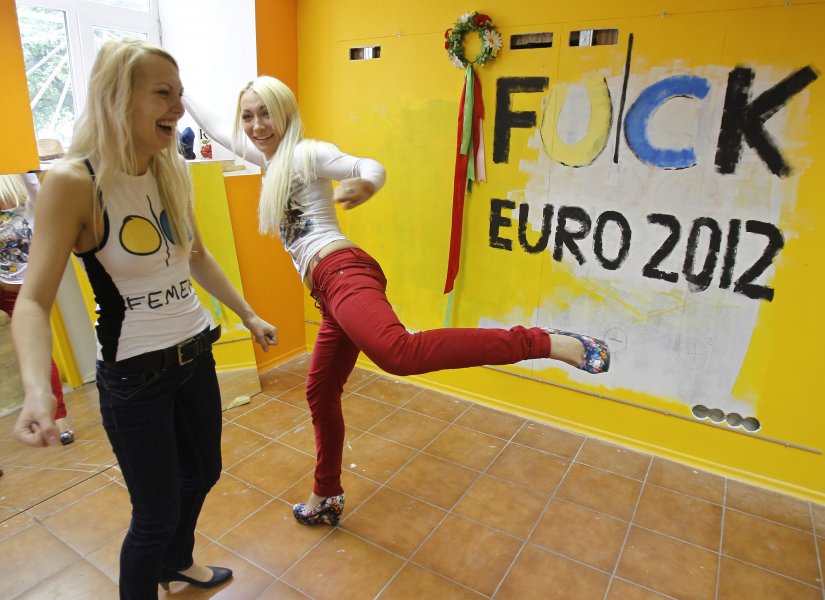 Активистките от организацията Femen се опитват да привлекат вниманието на1