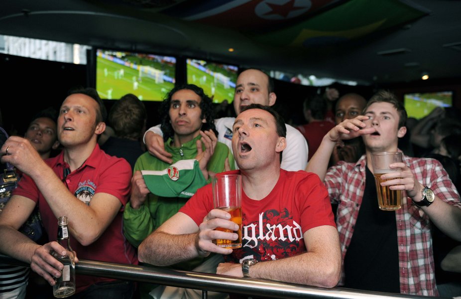 Мъката на английските фенове след равенството с Алжир1