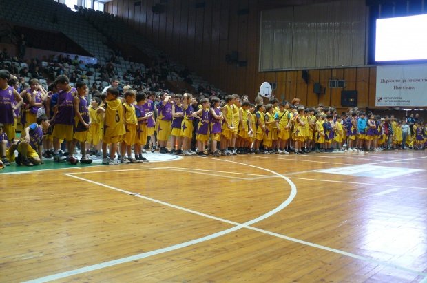 Над 300 деца взеха участие в коледния турнир на баскетболен1