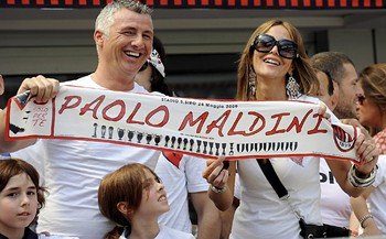 Съпругата на Паоло Малдини подкрепяща своя любим по време на1
