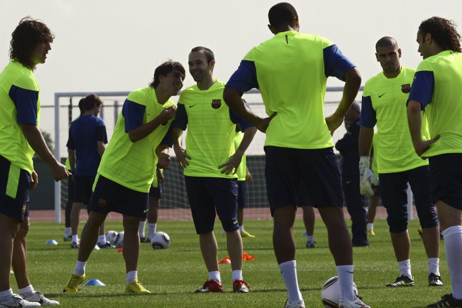 Барселона тренира в Абу Даби1