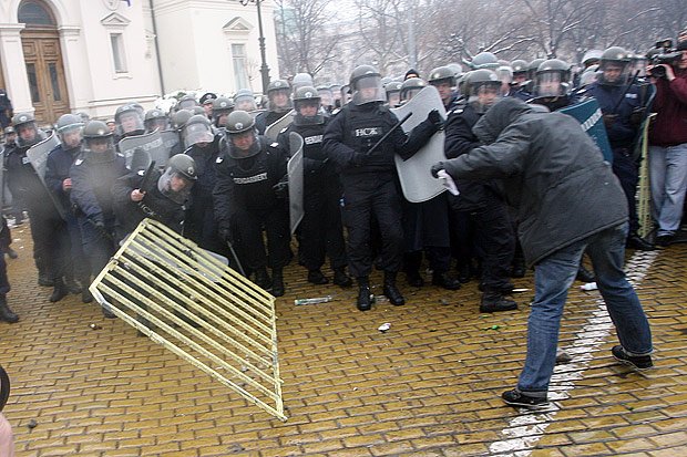 Футболни фенове участваха в сблъсъците пред парламента1