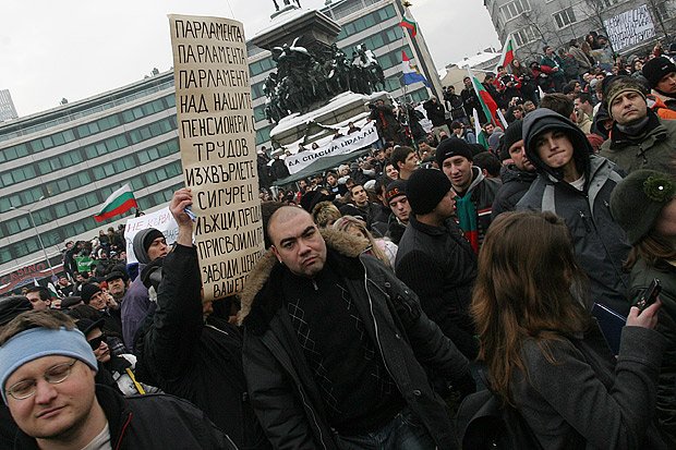 Футболни фенове участваха в сблъсъците пред парламента1