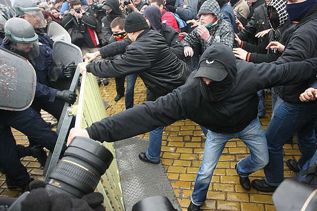 Футболни фенове участваха в сблъсъците пред парламента1