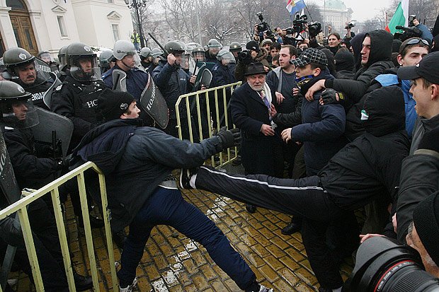 Футболни фенове участваха в сблъсъците пред парламента1