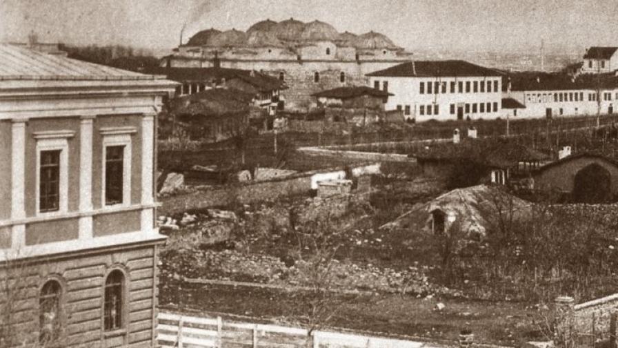 Част от бъдещия булевард "Александър I" и Градската градина (вдясно). Снимка от 80-те години на XIX в.