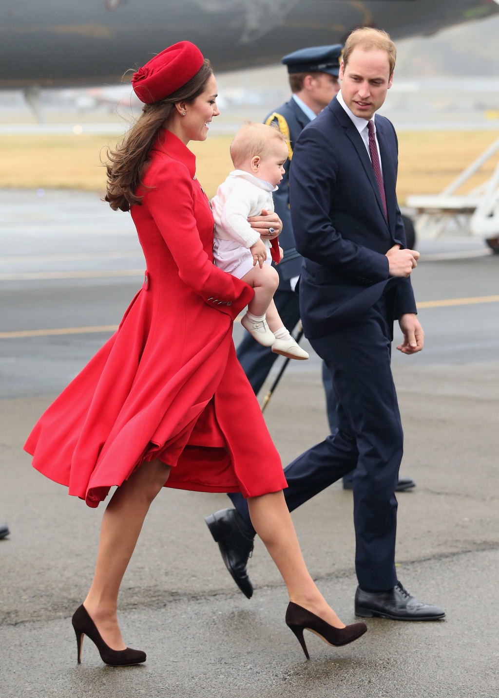 Принц Уилям, съпругата му Кейт и малкият Джордж пристигнаха в Уелингтън, Нова Зеландия, в рамките на 3-седмично пътуване, което ще продължи и в Австралия, съобщи Би Би Си. Това е първото официално посещение за 8-месечния принц Джордж. Херцогинята на Кембридж бе облечена в червено палто със златни копчета. Дрехата е дело на британската дизайнерка Катрин Уокър, която била любимка и на принцеса Даяна.