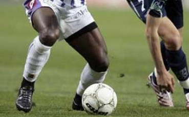 Африканци бият съдия на терена