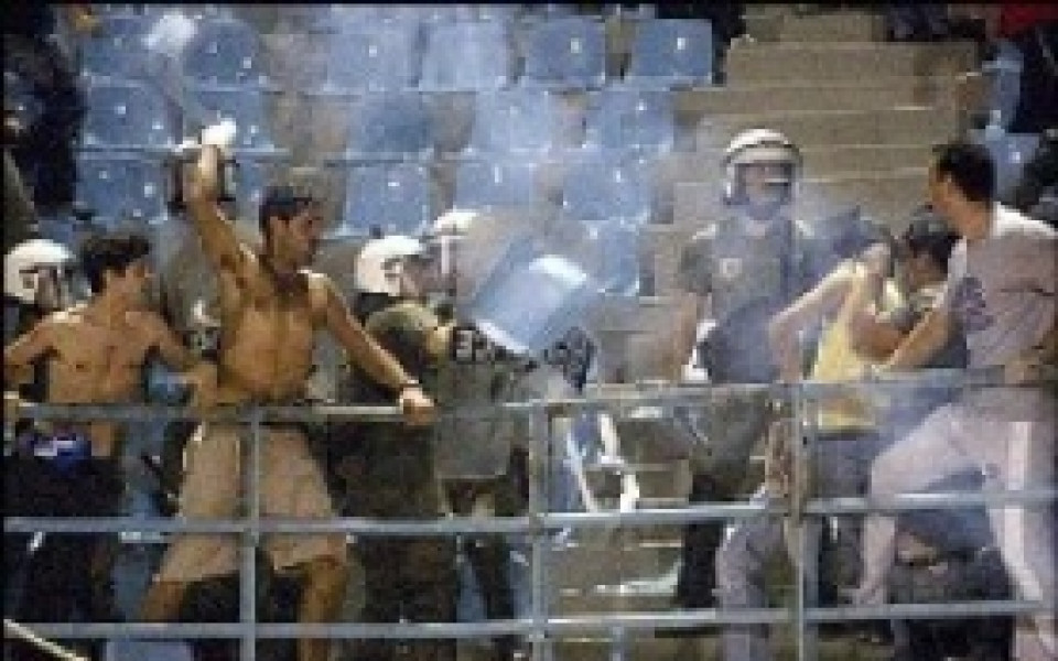Полицията в Атина е на крак, разделя феновете
