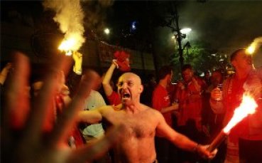 50 англичани се бият за 1 билет, двама са в болница