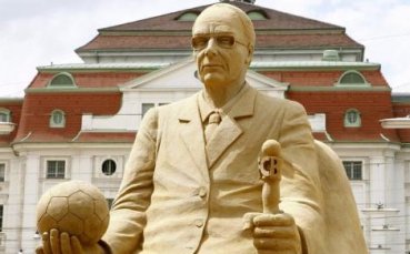 Построиха паметник на Бекенбауер