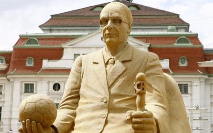 Построиха паметник на Бекенбауер
