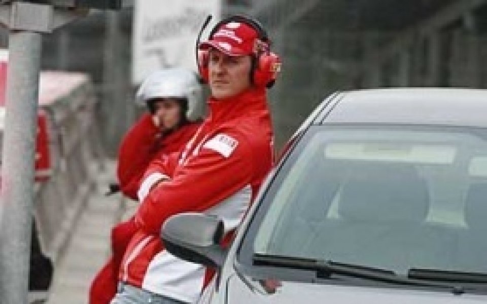 Шумахер изгледа победата на Валентино Роси в Италия