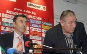 Пенев с едни гърди пред Марков за селекционер