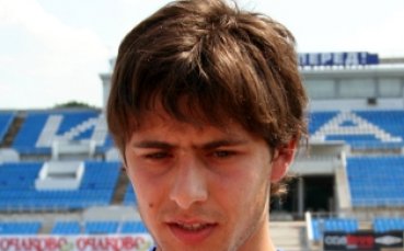 Динамо бие, Цецо Генков гледа