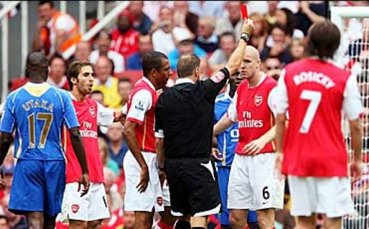 Арсенал би Портсмут с човек по-малко