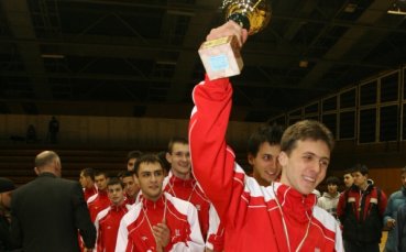 Шампионът взе нов младок